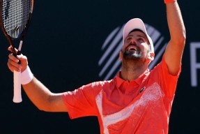 开云APP-费德勒迎来三赛季出色发挥，塞尔维亚队观众热烈欢呼！(辛德勒的名单国语版在线)